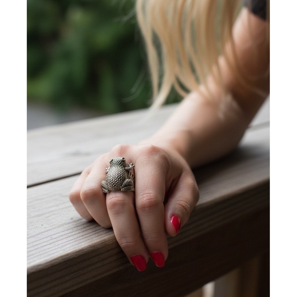 Ring Frog toad realistic silver tone textured stretch bands one size fits all